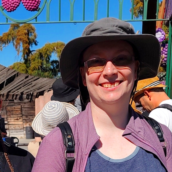 Meet your Posher, Julie - Picture 1 of 1